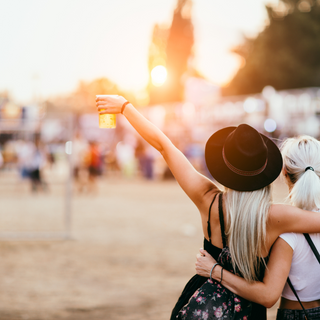 Festival outfits voor vrouwen 30+: stijlvol, comfortabel en helemaal van nu